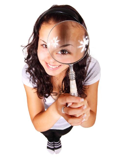 Frau mit Lupe (c) CC0 Public Domain / publicdomainpictures.net Frau mit Lupe